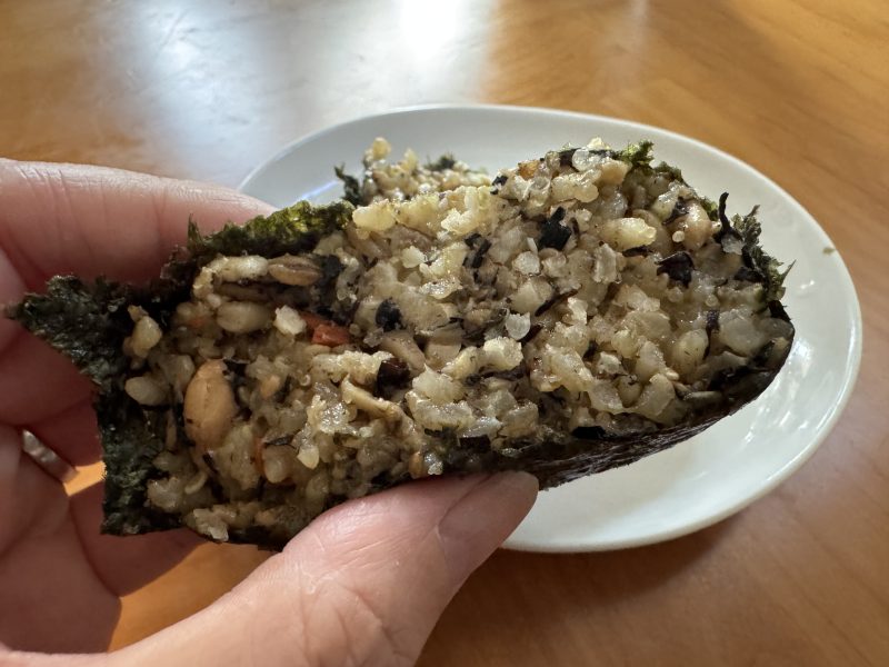 ナッツの食感楽しむ豚ひき肉と小松菜の中華風おにぎり